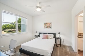 2 bedrooms, desk, iron/ironing board, travel cot - Modern 2Br Apartment I Properties by Preston (Austin)