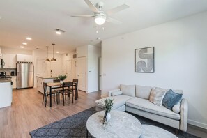 Smart TV, offices - Chic 2Br Apartment I Properties by Preston (Austin)