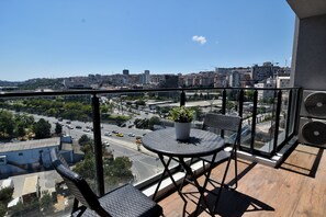 Outdoor dining - 7th floor central 1-Bdr Apt  Wi-Fi/Pool/Gym (Kâgithane)
