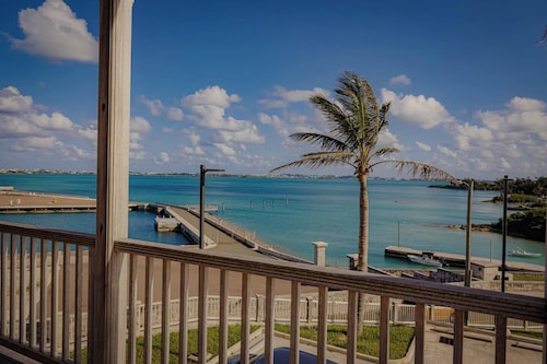 West End Gem | Homestead at Moresby House | Sleeps 9+