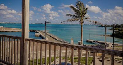 West End Gem | Homestead at Moresby House | Sleeps 9+