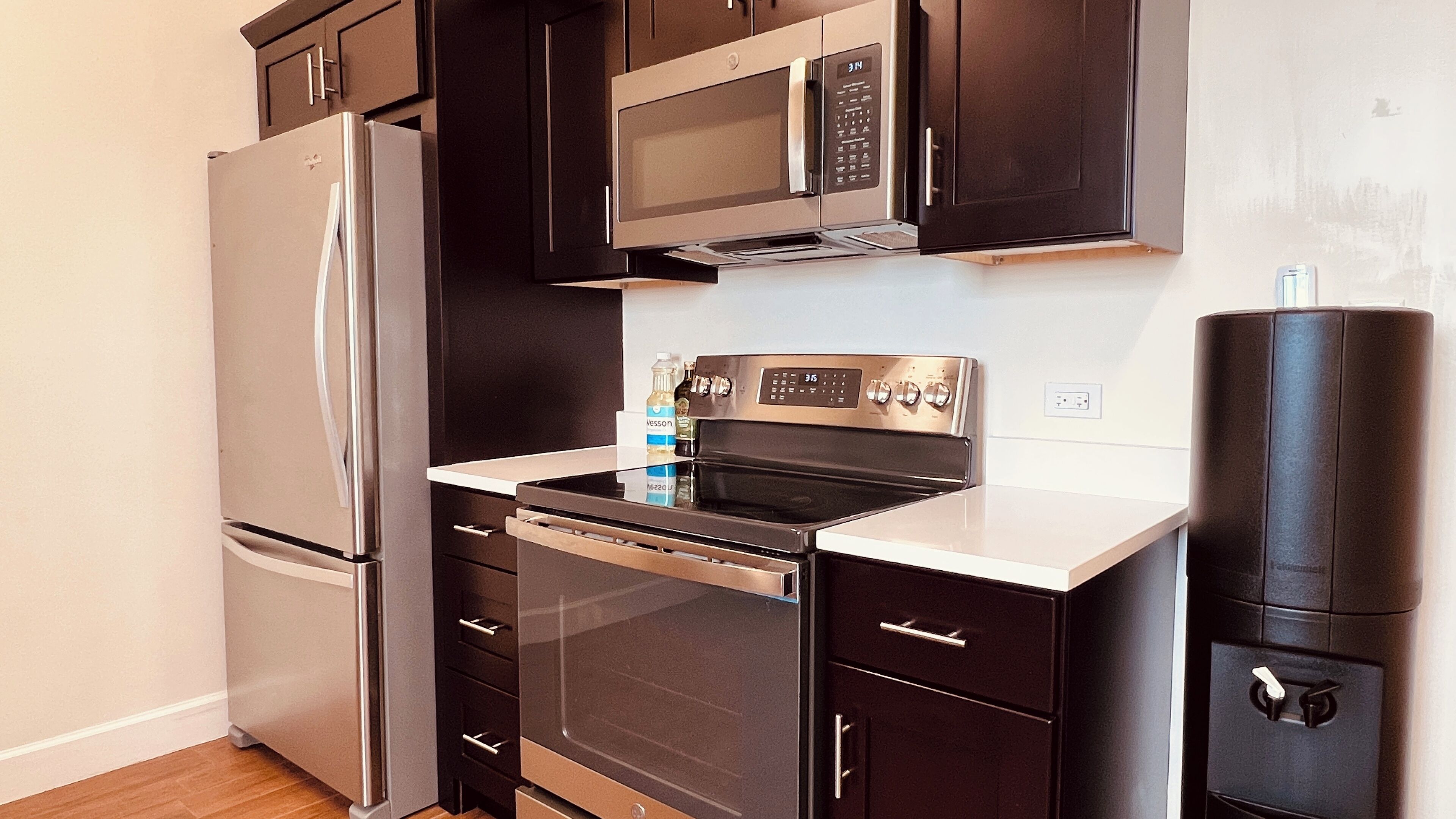 Refrigerador, microondas, horno y parrilla de estufa 