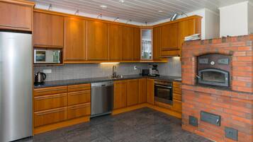 Fridge, microwave, dishwasher, cookware/dishes/utensils