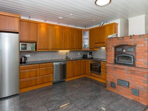 Kühlschrank, Mikrowelle, Geschirrspüler, Kochgeschirr/Geschirr/Besteck