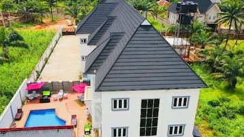 المنشأة من الخارج