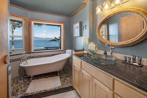Shower, eco-friendly toiletries, hair dryer, shampoo