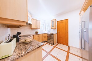 Mikroaaltouuni, astianpesukone, kahvin-/teenkeitin