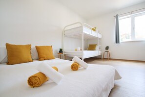 Chuveiro, toalhas de banho