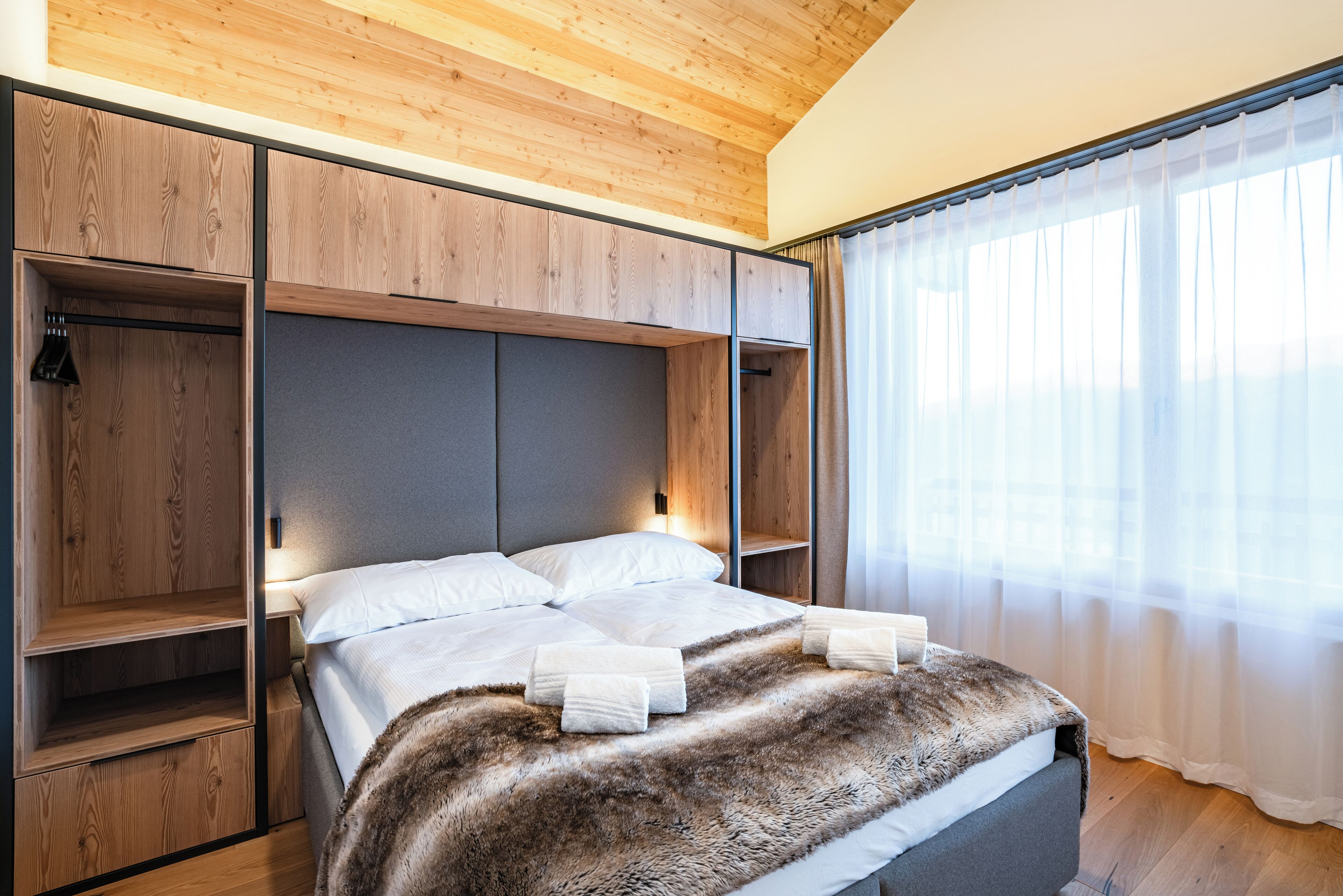 Sistema de insonorización, cunas gratuitas, wifi gratis y ropa de cama