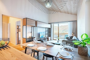 Appartement 6 personnes-1 chambre+1 coin nuit-Terrasse ou balcon-Vue montagne | Área de estar | TV de tela plana 100 cm com canais a cabo