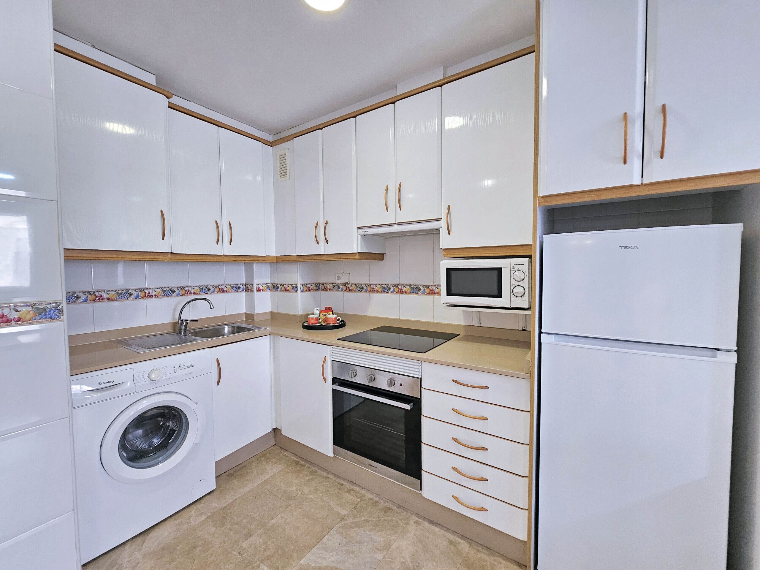 Frigorífico, microondas, horno y cafetera o tetera