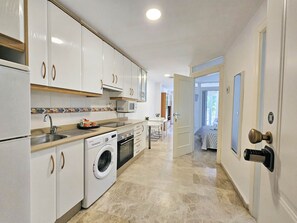 Fridge, microwave, oven, coffee/tea maker