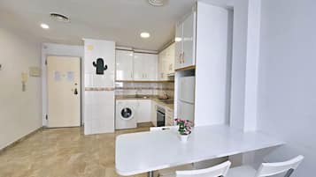 Fridge, microwave, oven, coffee/tea maker