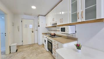 Fridge, microwave, oven, coffee/tea maker