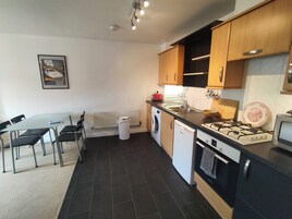 Business Apartment, Non Smoking, Kitchenette | Private kitchen | Cookware/dishes/utensils