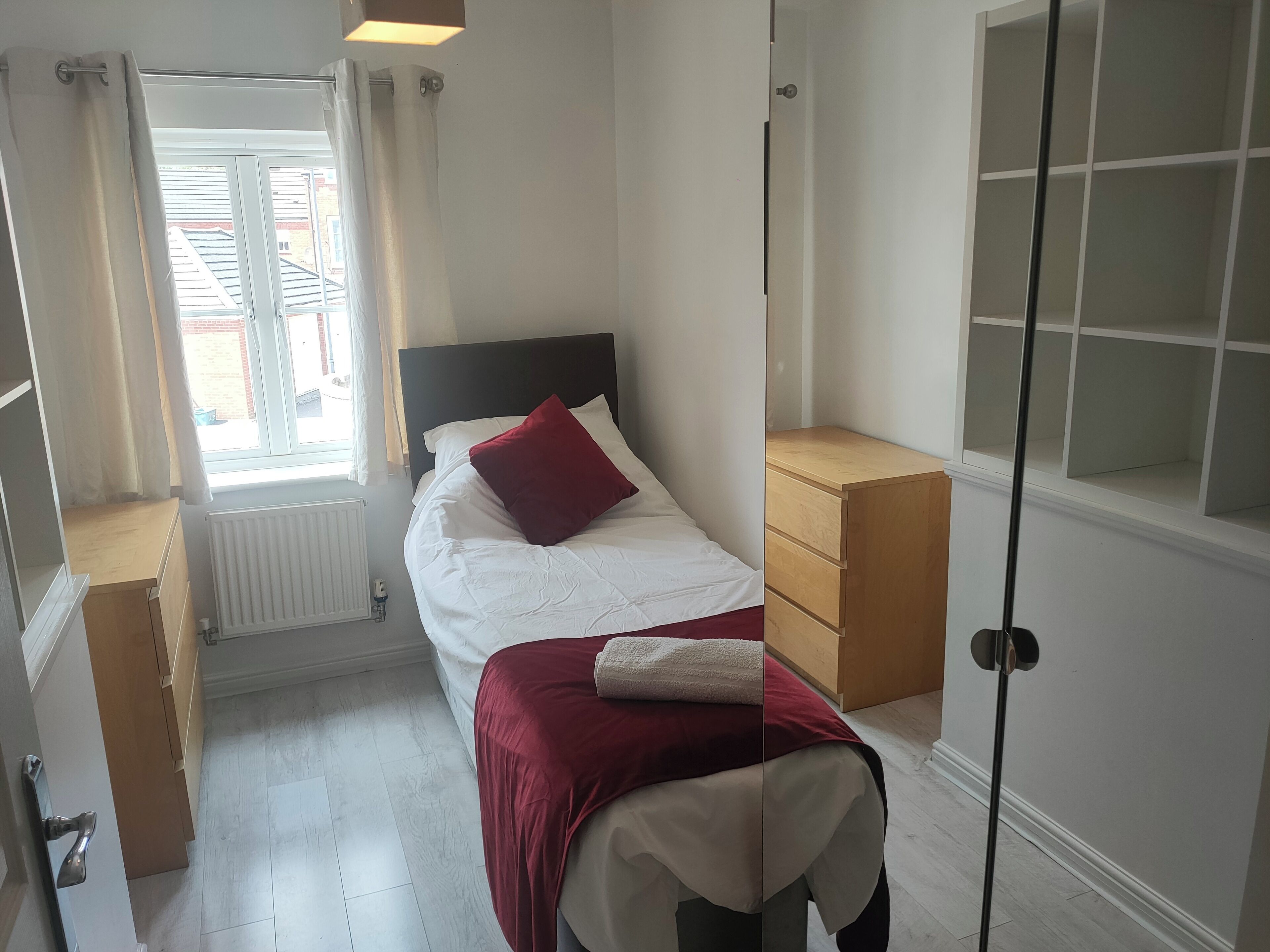 Apartemen Bisnis, Bebas Asap Rokok, dapur kecil | 2 kamar tidur, ruang kerja ramah laptop, dan setrika/meja setrika