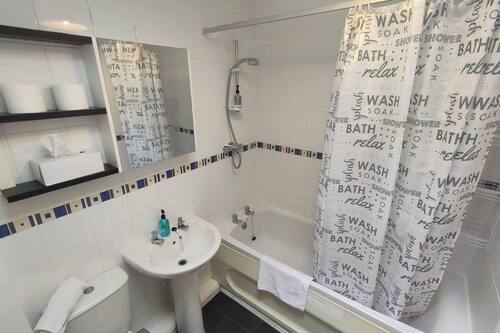 Appartement Affaires, non-fumeur, cuisinette | Salle de bain | Ensemble baignoire-douche, serviettes fournies