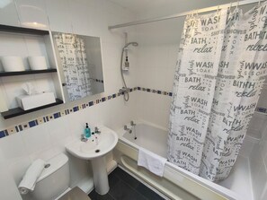 Business Apartment, Non Smoking, Kitchenette | Bathroom | Combined shower/tub, towels - Landau House (Bristol)