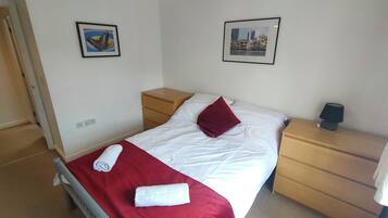 Departamento empresarial, para no fumadores, cocineta | 2 habitaciones y espacio para trabajar con laptop