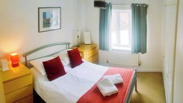 Apartemen Bisnis, Bebas Asap Rokok, dapur kecil | 2 kamar tidur, ruang kerja ramah laptop, dan setrika/meja setrika