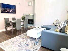 Apartemen Mewah | Area keluarga | Televisi layar datar 50-cm dengan saluran TV digital dan TV