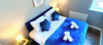 2 Bed Town Centre Free Park Wi-Fi Garden