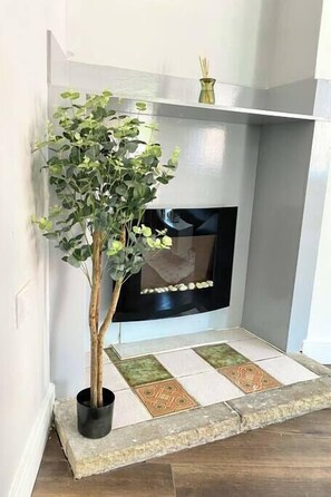 Apartamento de lujo | Zona de estar | Televisión de pantalla plana de 50 cm con canales digitales