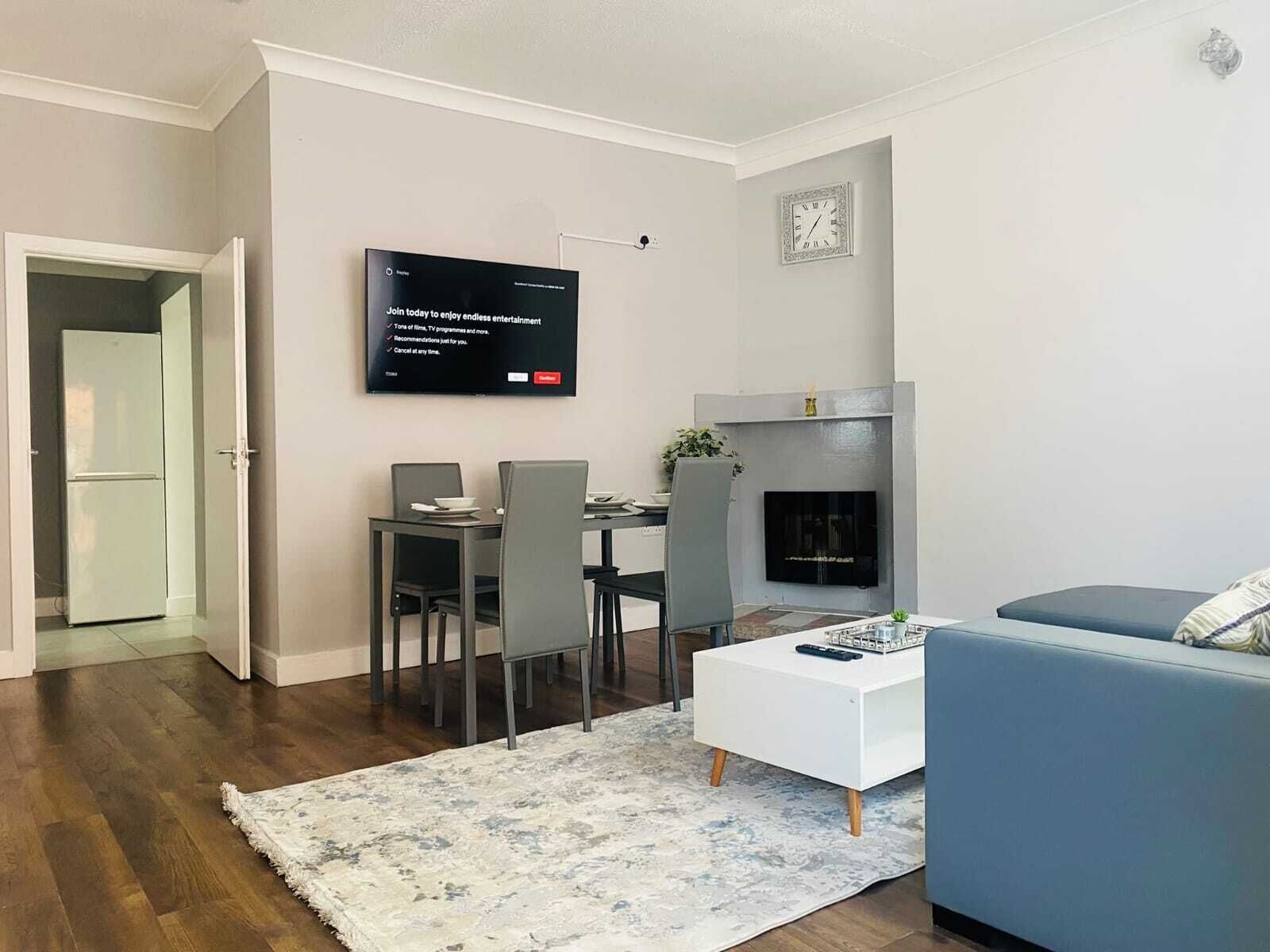 Luxury-Apartment | Wohnbereich | 50-cm-Flachbildfernseher mit Digitalempfang, Fernseher
