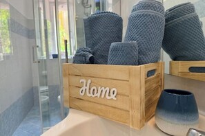 Dusche, Haartrockner, Bidet, Handtücher