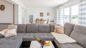 公寓 (Two Bedroom Apartment with Balcony) | 客廳 | 32-吋平面電視，提供數位頻道