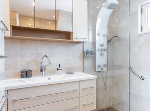 Appartement (Two Bedroom Apartment with Balcony) | Salle de bain | Douche, serviettes fournies