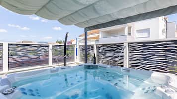 Apartemen (Two Bedroom Apartment with Balcony) | Kolam renang