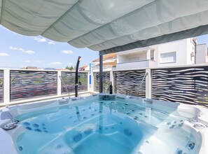 Appartement (Two Bedroom Apartment with Balcony) | Piscine