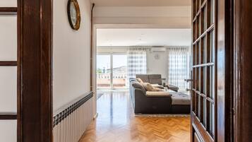 Apartemen (Two Bedroom Apartment with Balcony) | Ruang keluarga | Televisi layar datar 32-inci dengan saluran TV digital