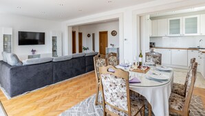 公寓 (Two Bedroom Apartment with Balcony) | 餐廳