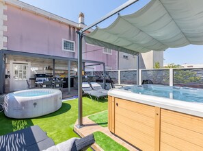 Appartement (Two Bedroom Apartment with Balcony) | Piscine