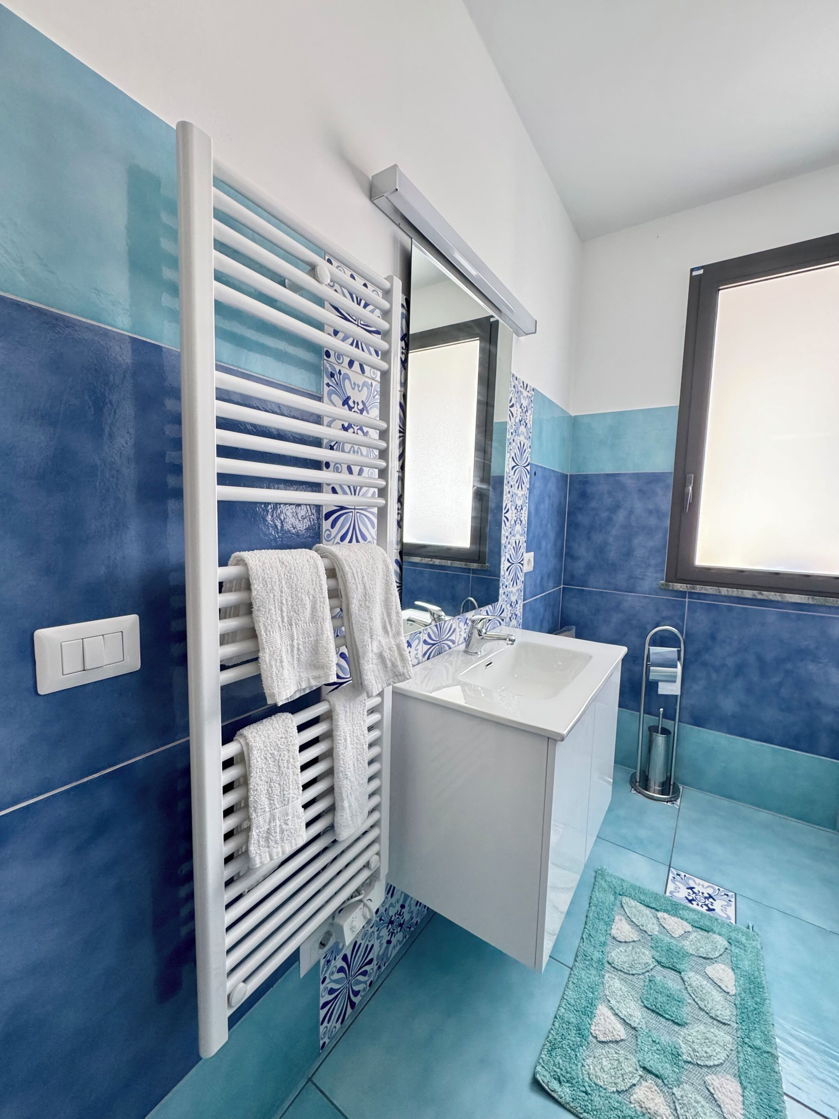 Deluxe Studio, Courtyard View | Bathroom | Shower, rainfall showerhead, hair dryer, bidet