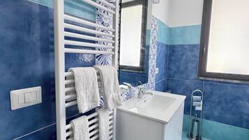 Deluxe Studio, Courtyard View | Bathroom | Shower, rainfall showerhead, hair dryer, bidet
