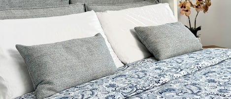 Luxury Studio, Pool View | Soundproofing, free WiFi, bed sheets