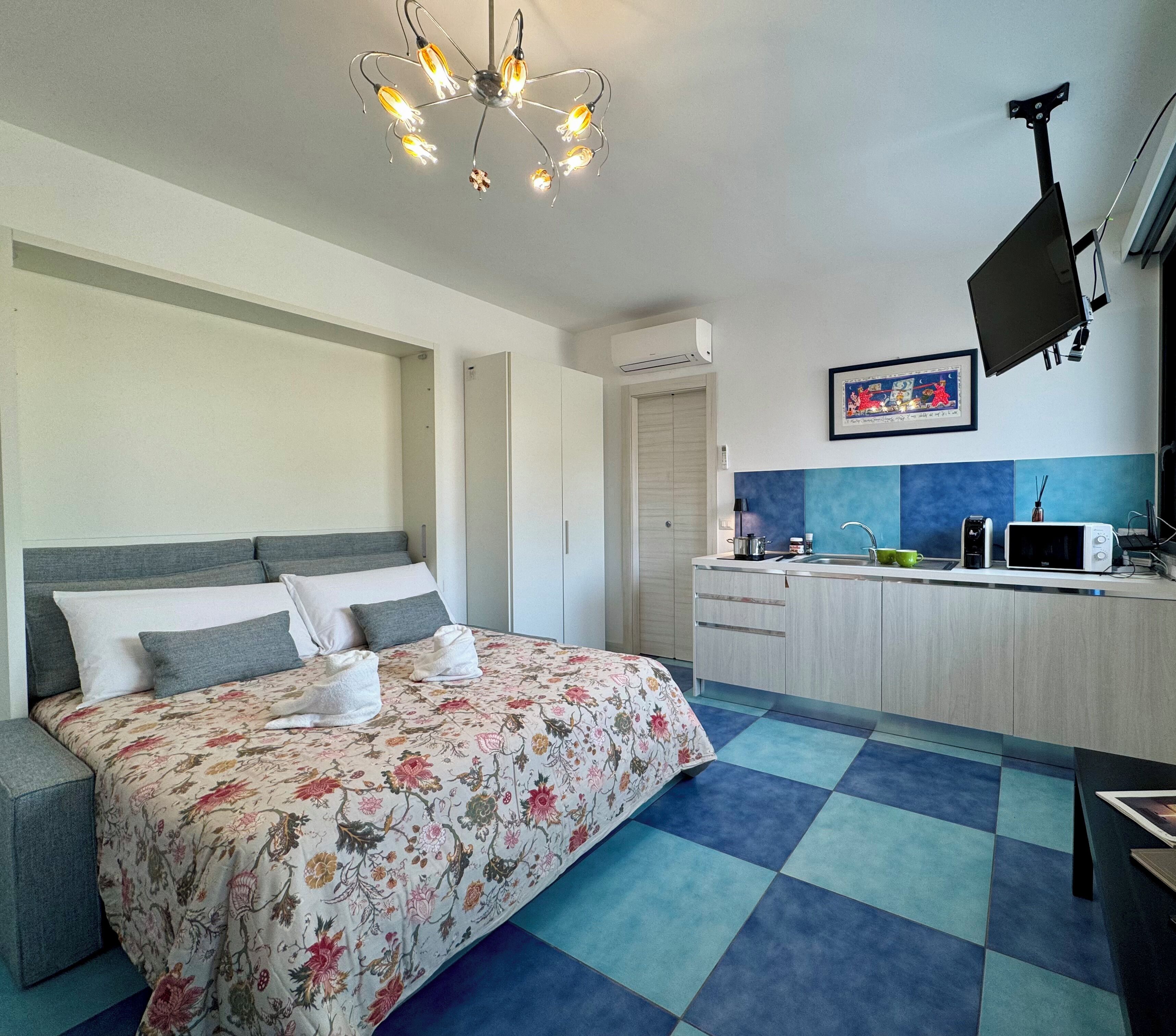 Deluxe Studio, Courtyard View | Soundproofing, free WiFi, bed sheets