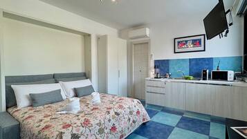 Deluxe Studio, Courtyard View | Soundproofing, free WiFi, bed sheets