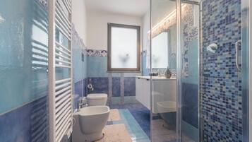 Superior-Studio, Blick auf den Innenhof | Badezimmer | Dusche, Regendusche, Haartrockner, Bidet