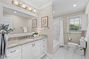 Een haardroger, handdoeken