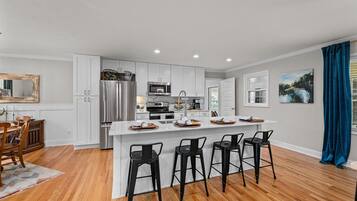 Kylskåp, mikrovågsugn, ugn och spishäll