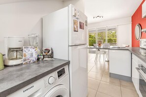 Micro-ondes, four, plaque de cuisson, lave-vaisselle