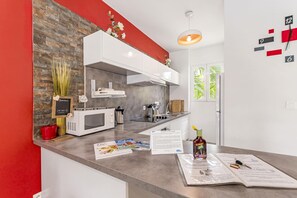 Een microgolfoven, een oven, een kookplaat, een vaatwasser