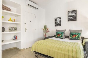 2 slaapkamers, een strijkplank/strijkijzer, reisbedje, wifi