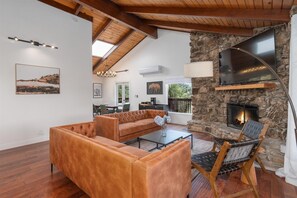 Smart-tv, eldstad och ett bordtennisbord