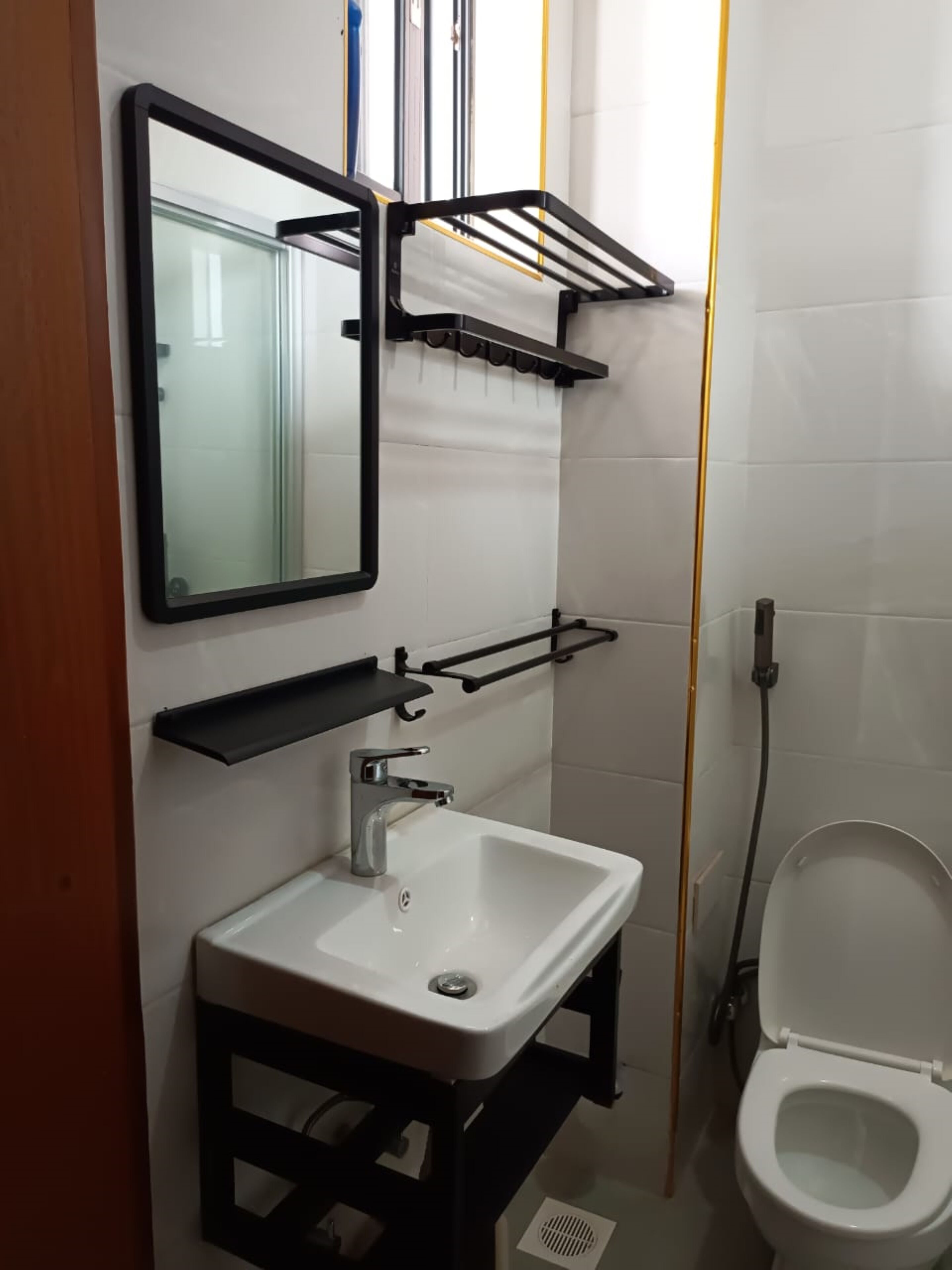 Shower, rainfall showerhead, free toiletries, hair dryer