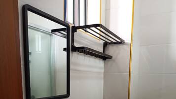 Shower, rainfall showerhead, free toiletries, hair dryer